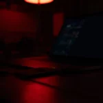 Pareja chateando en directo en una sala de chat cornudo discreta